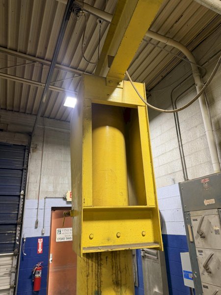 5 TON JIB ARM CRANE W/ 3 TON YALE HOIST: YOBRO #24982