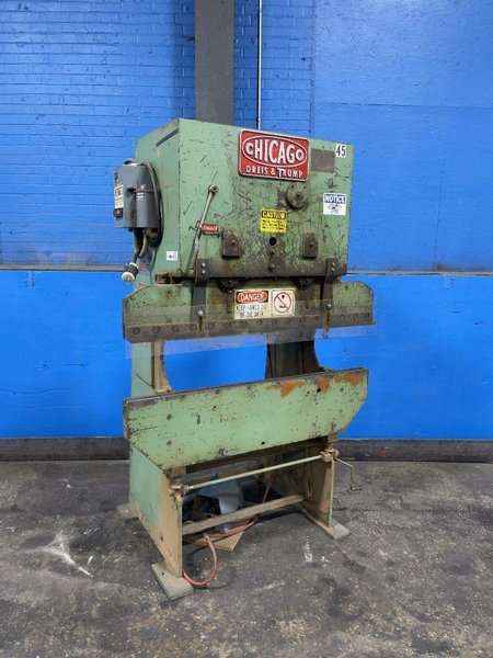 CHICAGO 11 TONS PRESS BRAKE   -  131