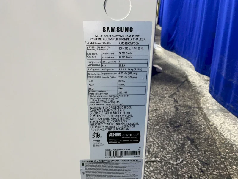 SAMSUNG 54 500/61 000 BTU/HR AIR CONDITIONER  -  AM055KXWDCH