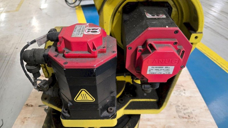 FANUC M-16IB/20 + R-J3IB ROBOT ARM AND CONTROL PANEL USED