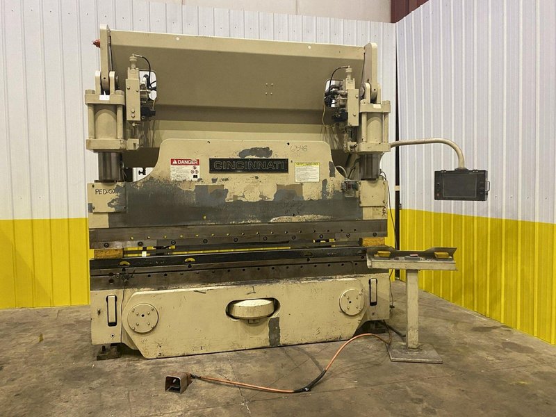 175 TON X 10' CINCINNATI MASTER HYDRAULIC CNC PRESS BRAKE WITH UPGRADED TOUCHSCREEN CONTROLS: STOCK 12997