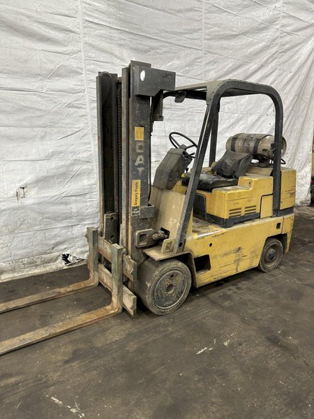 8000 LBS CAT MODEL T80D LP GAS FORKLIFT: STOCK #77665