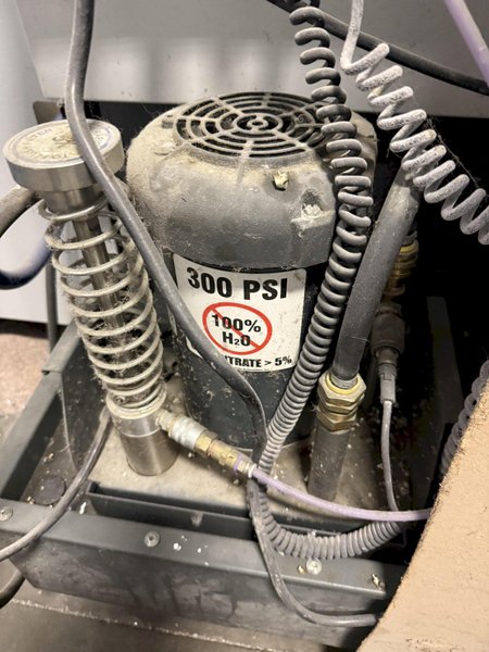 Haas UMC-750 5-Axis Used CNC Vertical Machining Center For Sale 2017