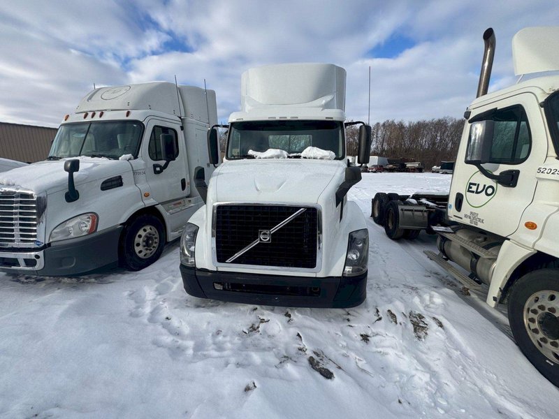 2016 Volvo VNL 760 Day Cab– Volvo D13 455HP, I-Shift 12-Speed Auto, Tandem Axle Class 8 Highway Tractor