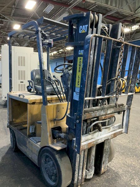 CATERPILLAR 1600 LBS ELECTRIC FORK LIFT   -  2EC25