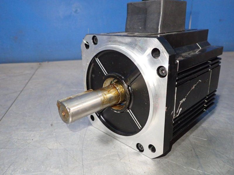 OMRON 0.9 KW AC SERVO MOTOR  -  R88M-K90010F-BS2