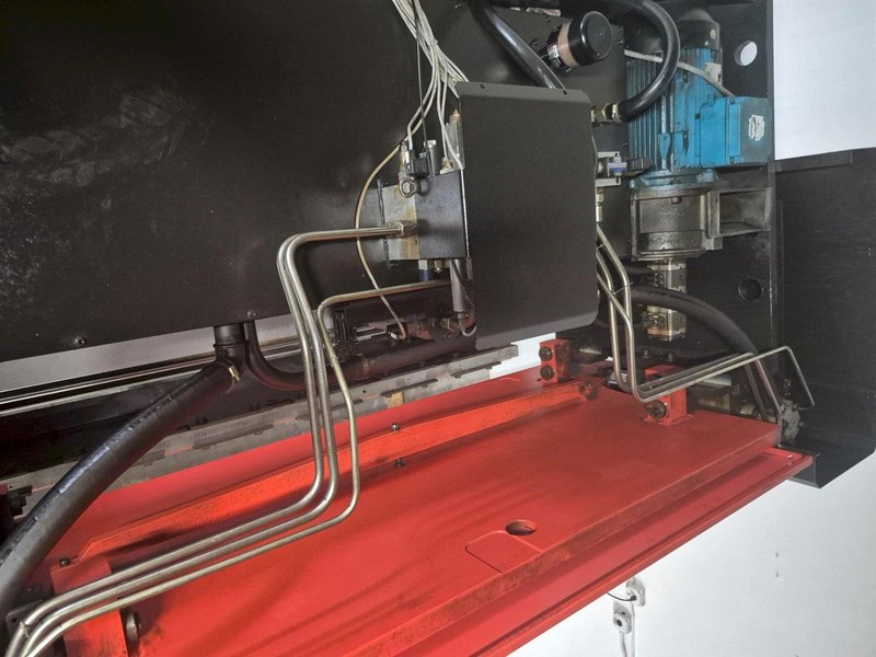 88 Ton x 8.5′ Amada HFE 80-25s CNC Hydraulic Press Brake, 2001 – 8 Axis