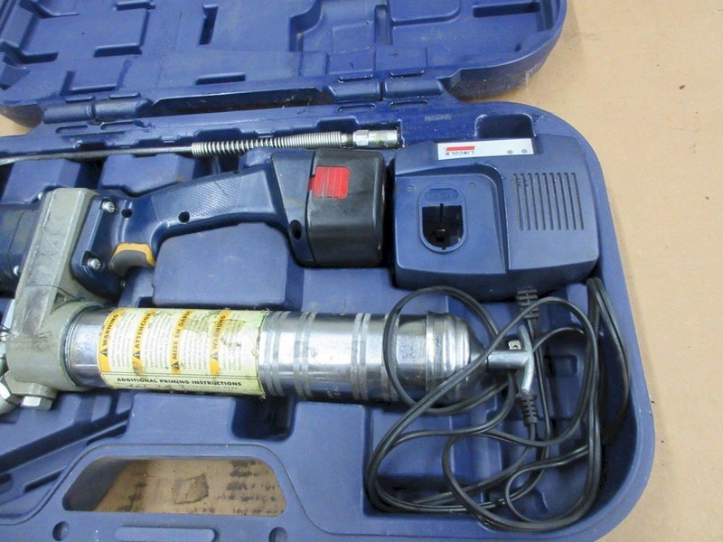 Lincloln 12V Cordless Power Grease Gun and Manual Grease Gun- Auction Item