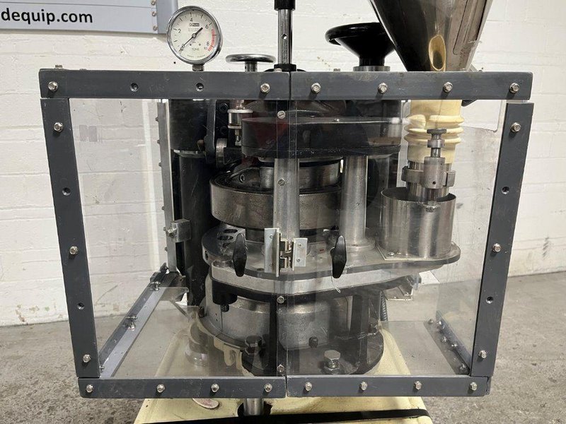 MANESTY 16 STATIONS 16 STATION BETAPRESS TABLET PRESS