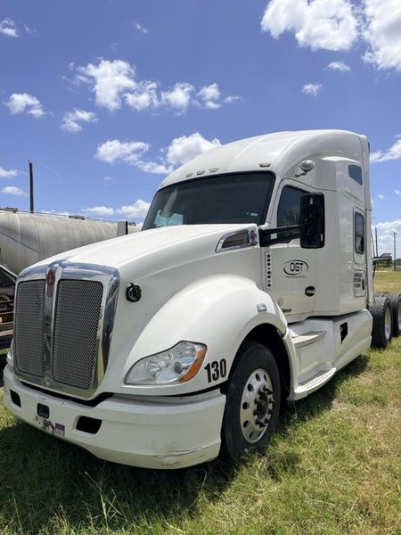 Kenworth T680 Sleeper Truck, 2014 – PACCAR/Cummins Diesel, Tandem Axle, Air Ride, 10-Speed/Auto, OTR Semi Tractor
