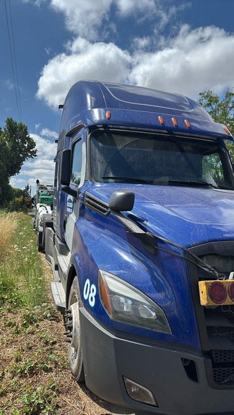 Freightliner Cascadia 126 Raised-Roof Sleeper Truck, 2020 – Detroit DD15, DT12 Automatic, Tandem Axle