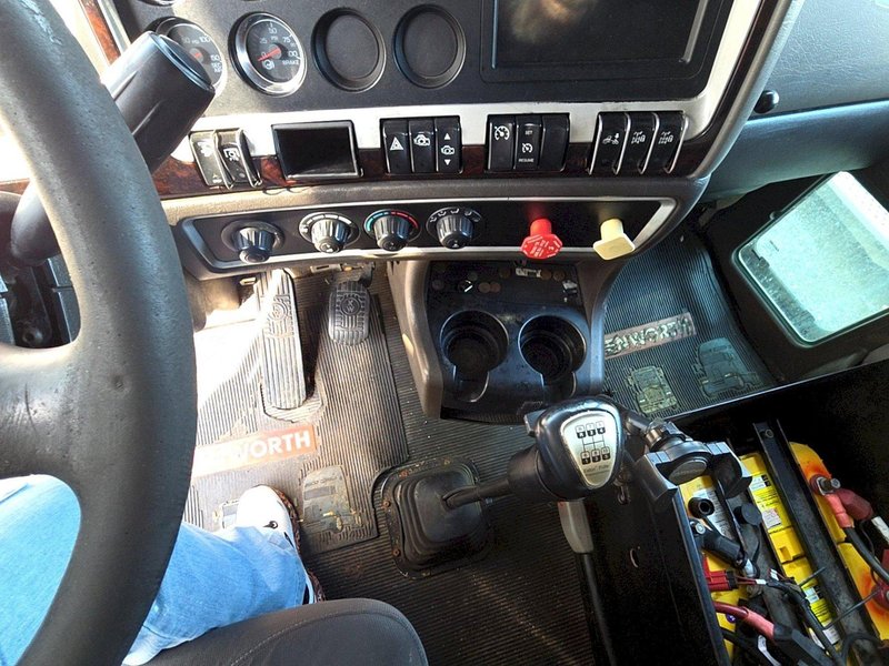 Kenworth T800 AeroCab Legacy Sleeper Truck, 2013 – Paccar Engine, Eaton Fuller Transmission