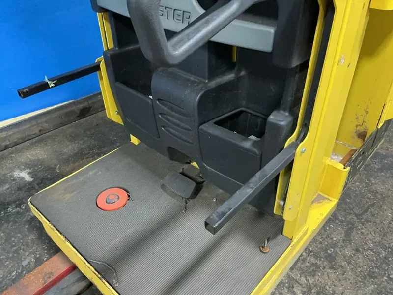 HYSTER 3000 LBS ORDER PICKER  -  R30XM3