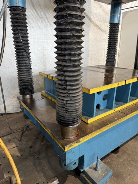 100 TON DAKE 18-255 HYDRAULIC 4 POST SPOTTING PRESS. STOCK # 0889925