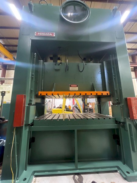 300-ton Niagara SE2-300-84-48 UH, 330 ton Straight Side Double Crank Mechanical Metal Stamping Press For Sale, Year 1992