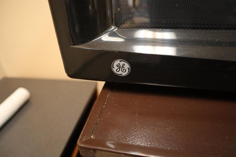GE Sensor Microwave w Rotating Tray- Auction Item