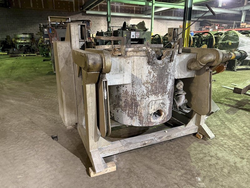 Lindberg model 61-mnp-400-g 400# gas fired motorized nose pour furnace with gas system and blower and controls