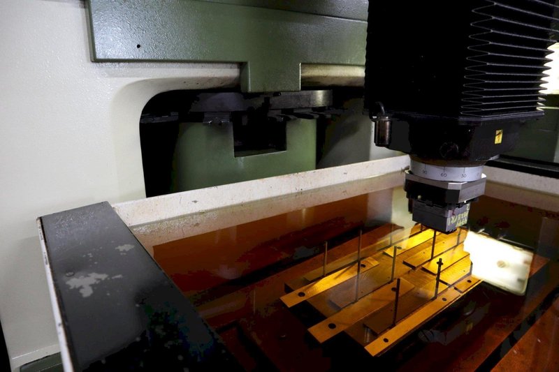 Makino Edge2-A24MR Sinker Type CNC EDM Electrical Discharge Machine, MGF-30, C-Axis, 24 ATC- Auction Item