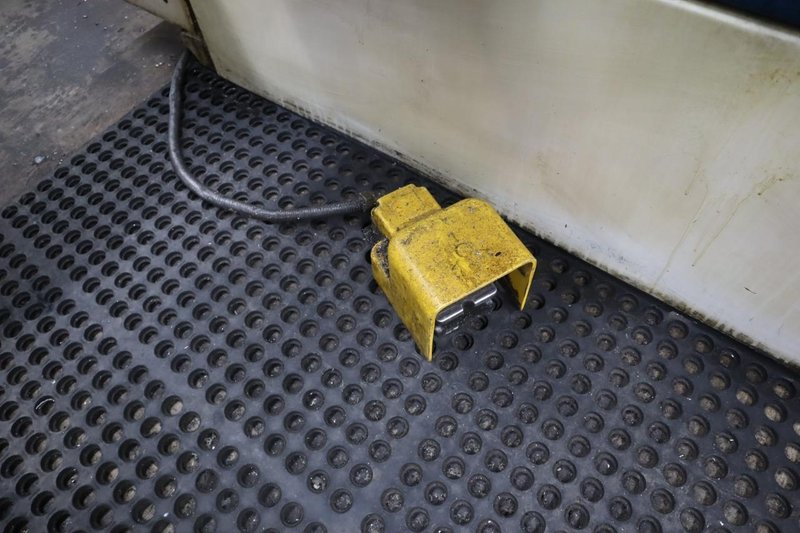 Daewoo Doosan Lynx 220C CNC Turning Center, 8" 3-Jaw Chuck, 12 Station Turret, Parts Catcher, Tool Presetter, Chip Conveyor- Auction Item