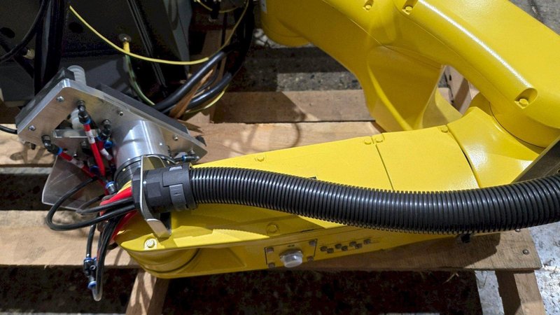 FANUC LR Mate 200iD/7L Robot w/ R-30iB Mate PLUS Controls &amp; Pendant USED