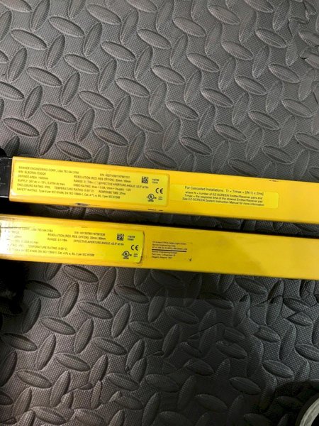 BANNER SLSCR30‑1500Q8 + SLSCE30‑1500Q8 Safety Light Curtain USED