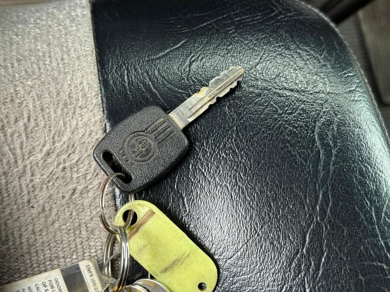 Kenworth T800 Dump Truck, 2007 – CAT C15, 8LL Manual, Tri-Axle, 16′ Steel Bed, Pre-Emission