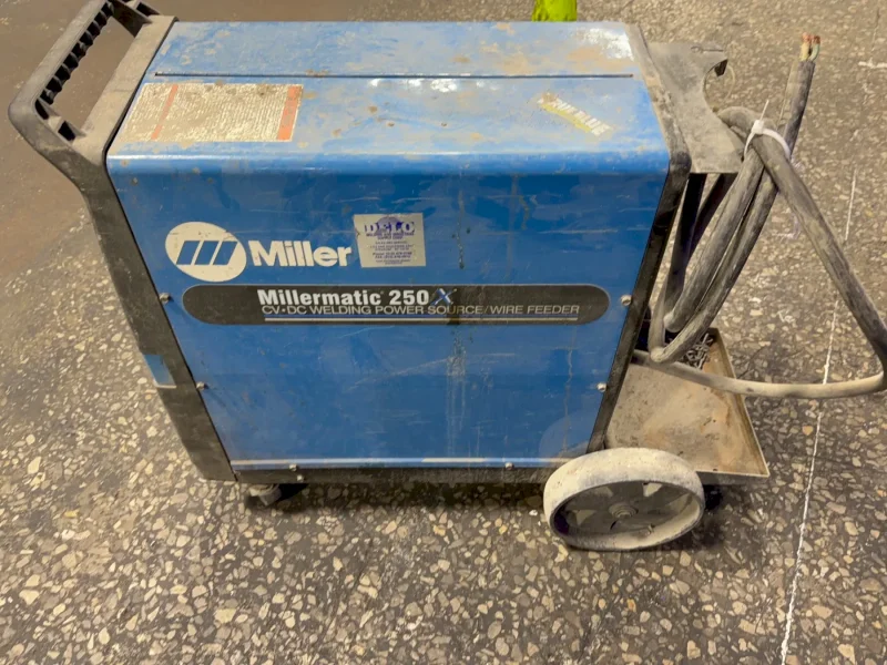 MILLER 200 AMP WELDER   -  MILLERMATIC 250