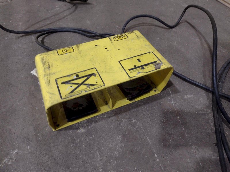 4,000 LBS X 60" X 30" SOUTHWORTH HYDRAULIC SCISSOR LIFT TABLE WITH 60X42 ROLLER CONVEYOR TOP, 110 VOLT: STOCK #20915