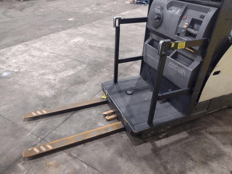 3,000 LB CROWN MODEL #SP 3500 ELECTRIC ORDER PICKER FORKLIFT 2018 : YOBRO #25407