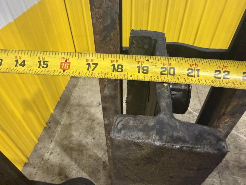 30,000 LBS SUPERIOR FAB MODEL #98-105-617 FORKLIFT MAST: YOBRO #23993