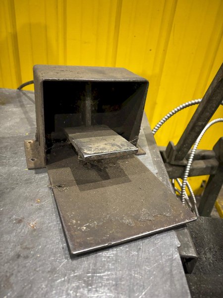 32" CAPACITY CLEATBENDER W/ 6' SCISSOR LIFT TABLE: YOBRO #24393