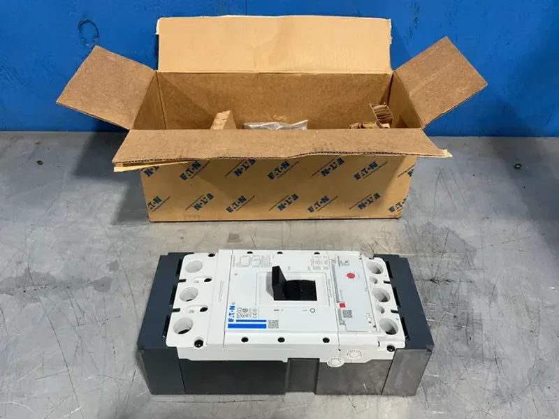 EATON MOLDED CASE CIRCUIT BREAKER  -  PDG33P0400TFAJ