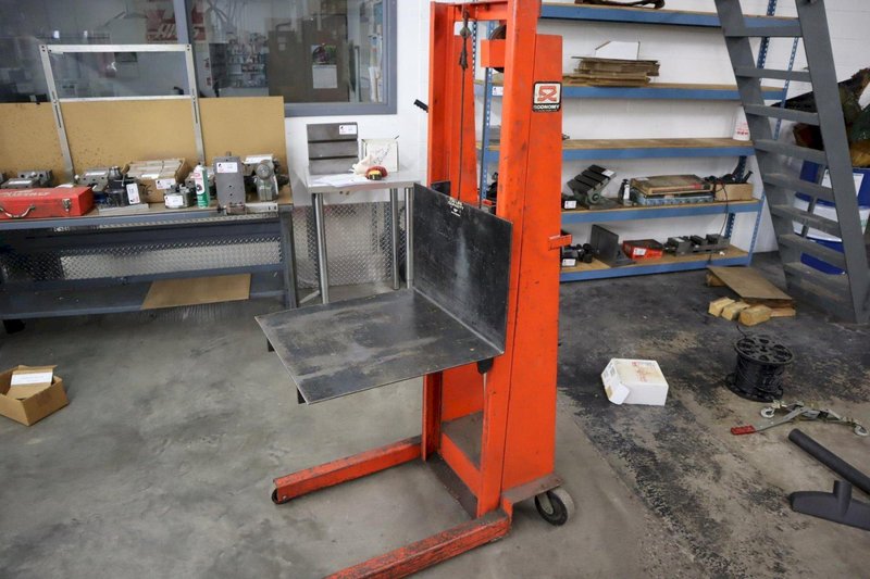 Economy Model MV-54 Rolling Manual Die Lift Cart, 750 lb Capacity, 18" Load Center, 54" Max Lift Height- Auction Item