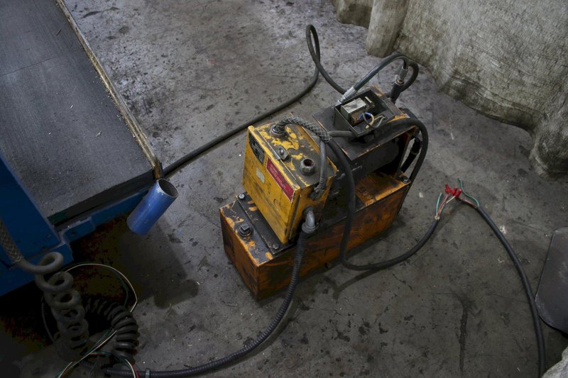 1000 LBS BLUE GIANT HYDRAULIC SCISSOR LIFT TABLE: STOCK #76651