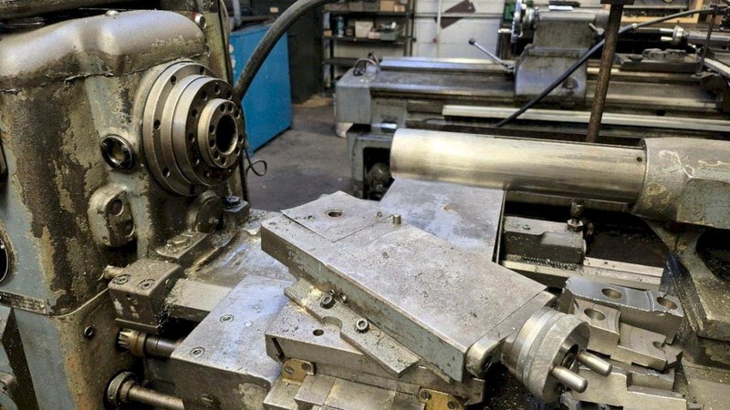 16&quot; X 52&quot; H.E.S. MODEL HN-400 GEARED HEAD ENGINE LATHE. STOCK # 1111625.