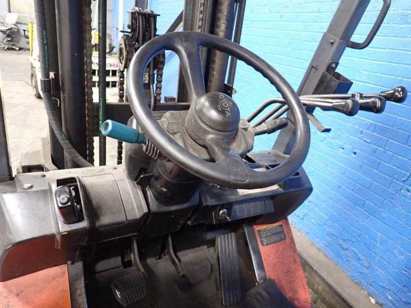 TOYOTA 5600 LBS PROPANE FORKLIFT  -  7FGCU30