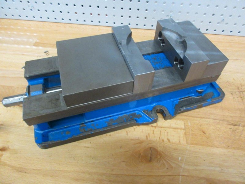 Kurt D675 6&quot; Machine Vise with Steel Soft Jaws and SPI Speed Handle- Auction Item