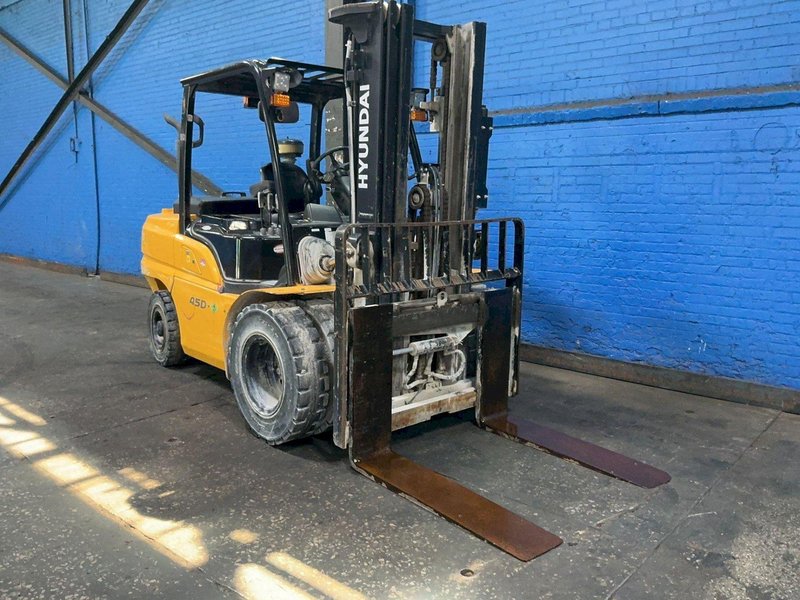 HYUNDAI 9020 LBS DIESEL FORKLIFT  -  45D-9