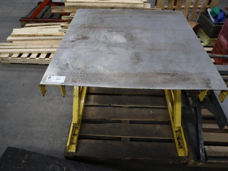 Scissor Lift Table, 4,000 Lb Capacity, 40&quot; x 42&quot; Surface- Auction Item