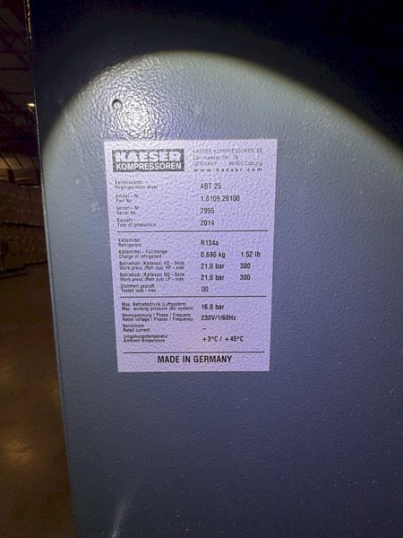 2015 Kaeser SK15 Rotary Screw Air Compressor (15 HP) – Tank Mounted
•	10,152 run hours 
•	15 HP rotary screw compressor
•	Tank-mounted unit (compact setup)
•	Runs strong and builds pressure without issues
•	Well-maintained
Note: Internal refrigerated dryer is not functioning. Compressor itself operates perfectly—many users run external dryers if needed.
Great unit for shop or warehouse use.