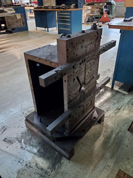 18&quot; x 18&quot; x 24&quot;H 3-SIDED TOMBSTONE. STOCK # 0850223.