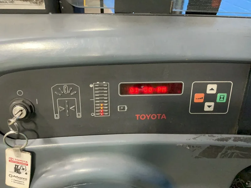 TOYOTA 3000 LBS ELECTRIC ORDER PICKER  -  6BPU15