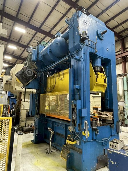 300 ton Komatsu E2P-300 Used Straight Side Mechanical Metal Stamping Press For Sale