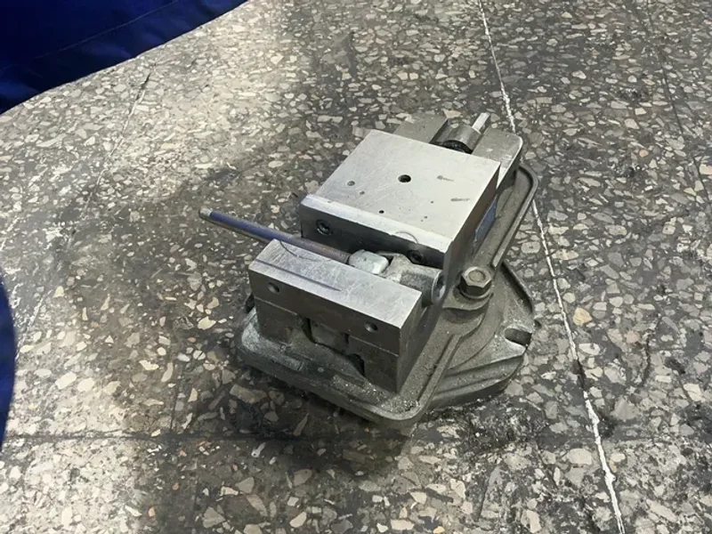 KURT MANUFACTUING 6” 6” VISE