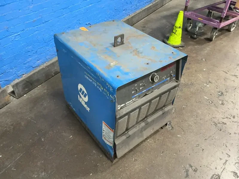 MILLER 300 AMPS WELDER  -  DELTAWELD 302
