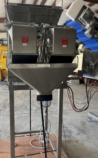 (A) WEIGHPACK Complete Set: Zippy Bagger R-L, Primolinear Scale V-5 2L/3P, Infeed Conveyor, Floor Hopper