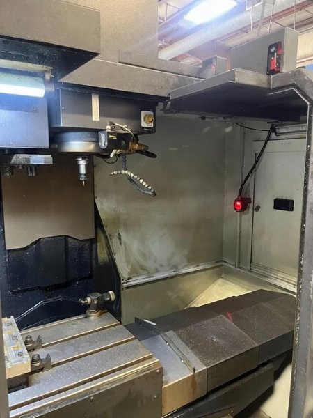 Doosan DNM 400 VMC, 2013 – Probing, Through Spindle Coolant, Conveyor