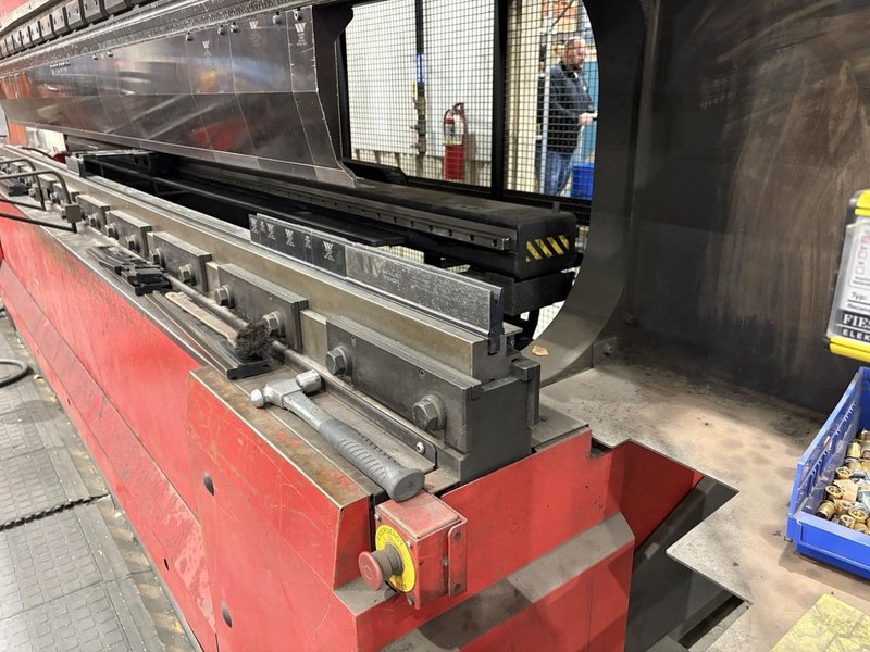 243 Ton x 14’ Amada HDS-2204NT Hydraulic Press Brake, 2011 – Backgauge