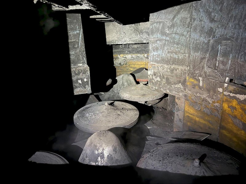 Beardsley and Piper model 100B twin sand muller with 2- 84700
gearboxes, each with 250 hp drive, soft starts, dust hood, and cooling
blower ( will sell the gearboxes or any other parts)