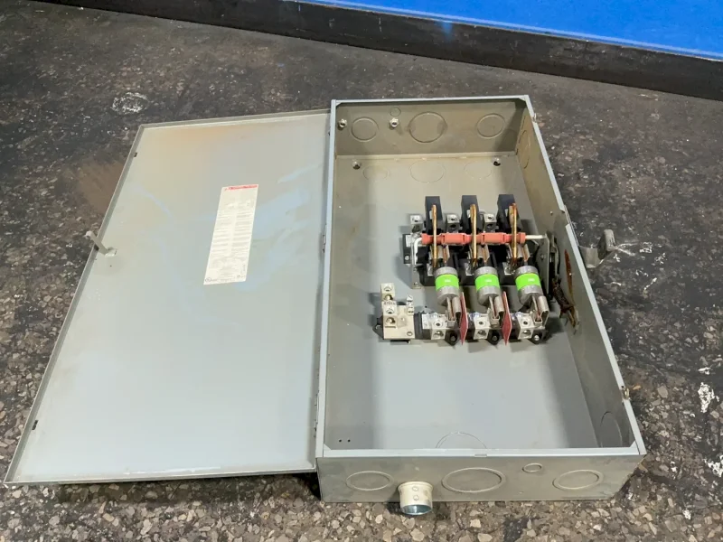SQUARE D 400 A / 240 V GENERAL DUTY FUSIBLE SAFETY SWITCH  -  D325N